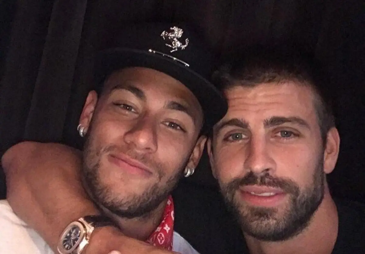 Neymar e Piqué numa fotografia que se tornou viral em 2017
