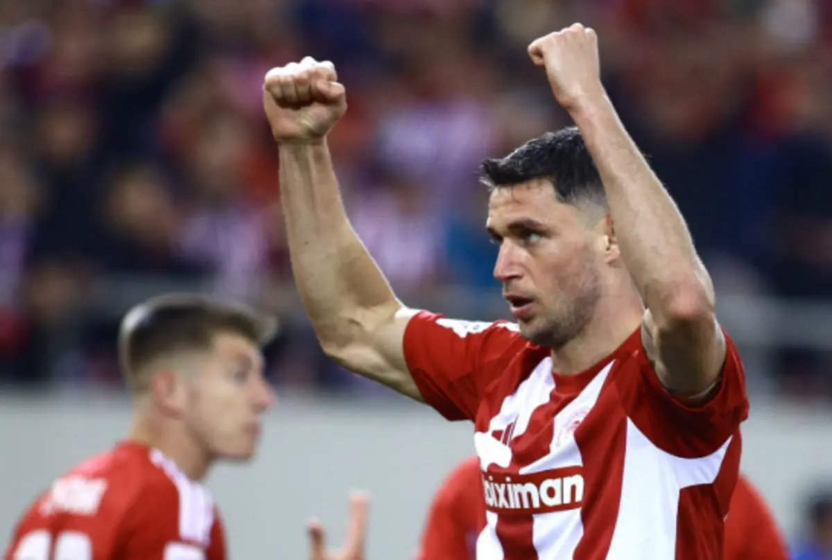 Yaremchuk bisou (Créditos: Olympiacos)