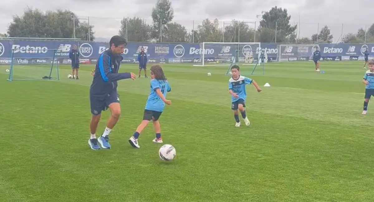 Imagem de contexto do artigo FC Porto mostra dotes de Vítor Bruno em "peladinha" com craques da Dragon Force