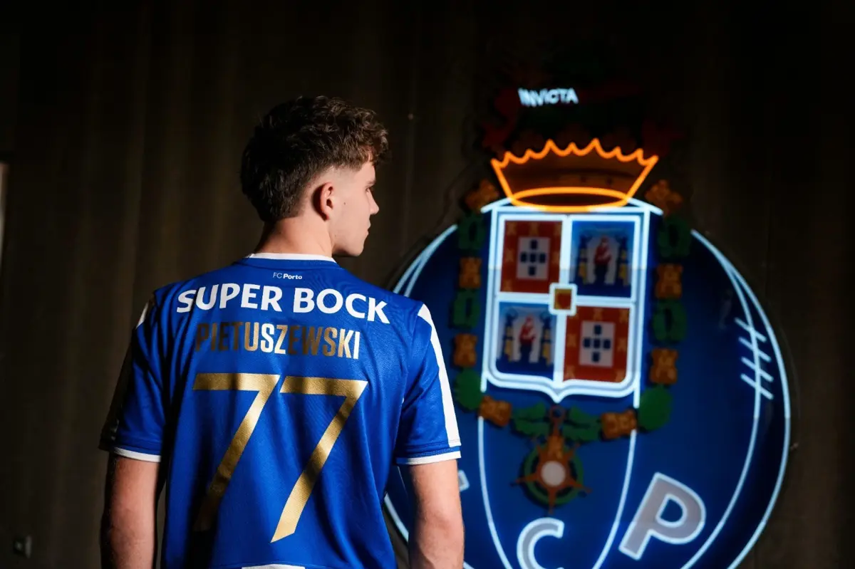 Imagem de contexto do artigo Mercado: Pietuszeswki oficial, acordo para Farioli renovar e Benfica na frente por Lucca