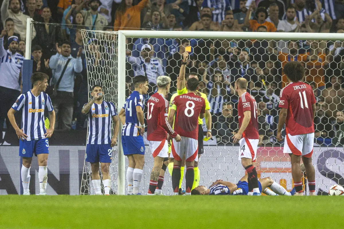 Bruno Fernandes expulso no Dragão (créditos: (Leonel de Castro)