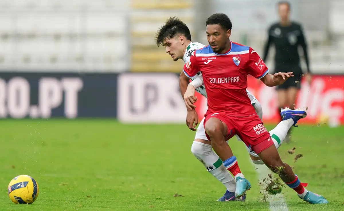 Duelo entre Dinis Pinto e Tidjany Touré