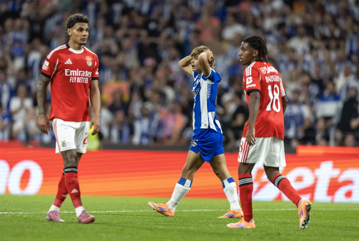 Rodrigo Mora enviou uma bola à barra na compensação