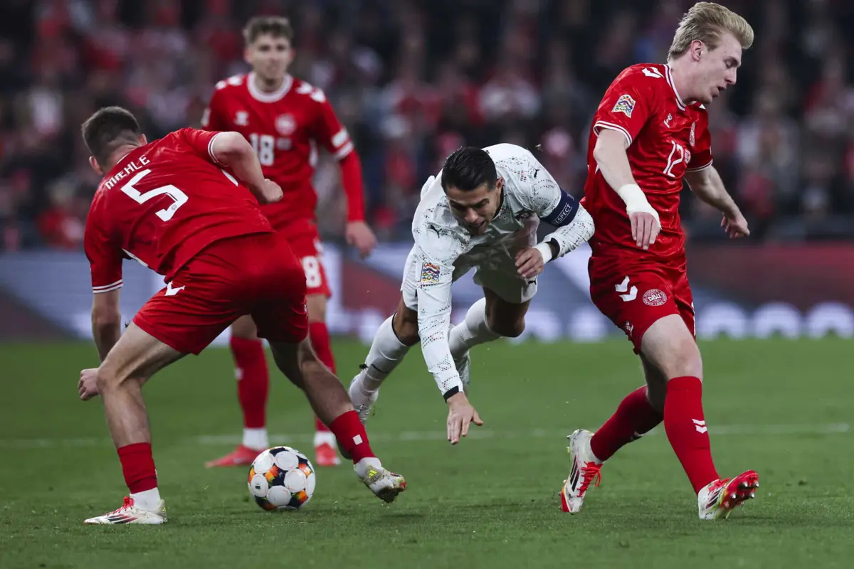 Cristiano Ronaldo entre dinamarqueses