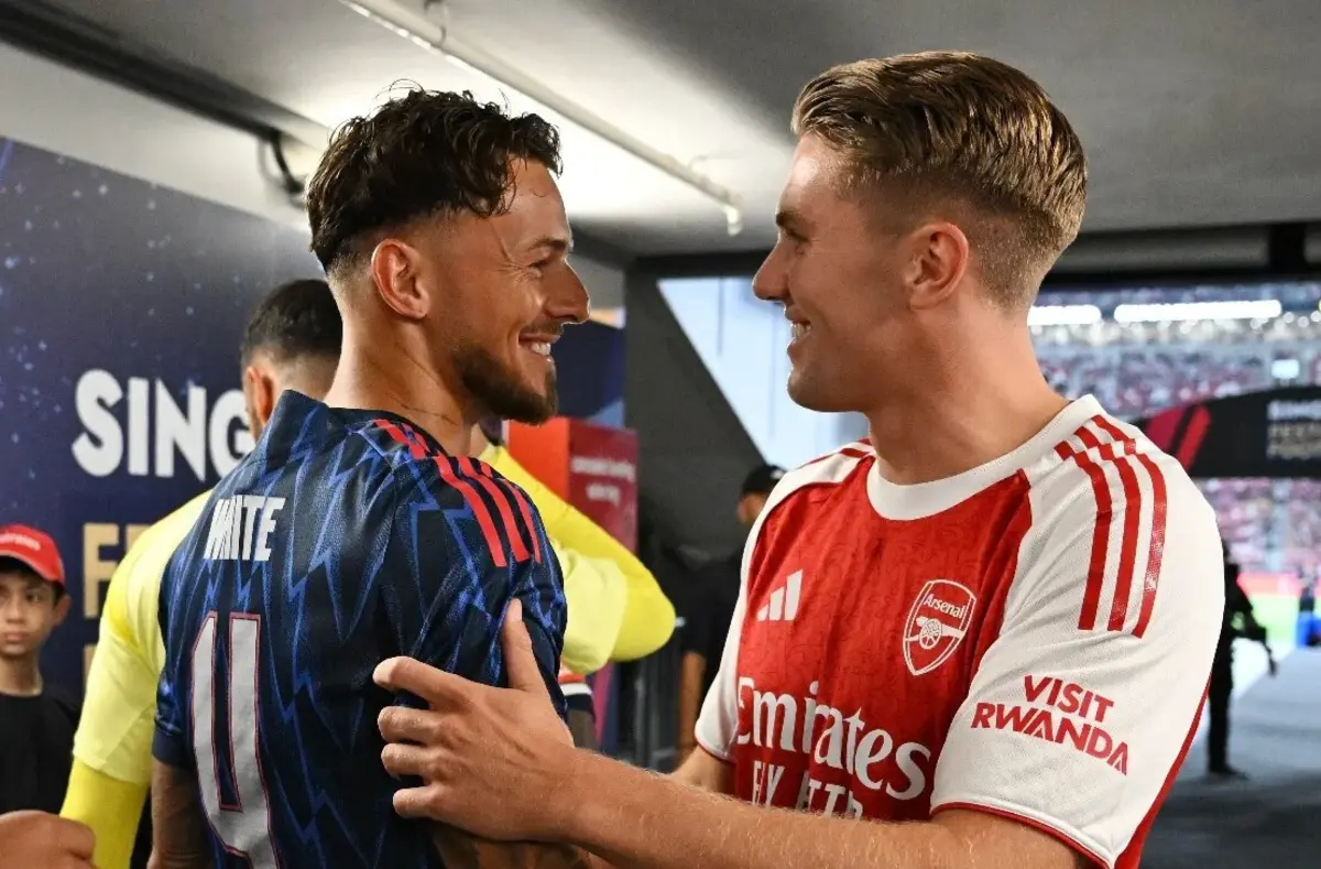 Ben White e Gyokeres (créditos: Arsenal)