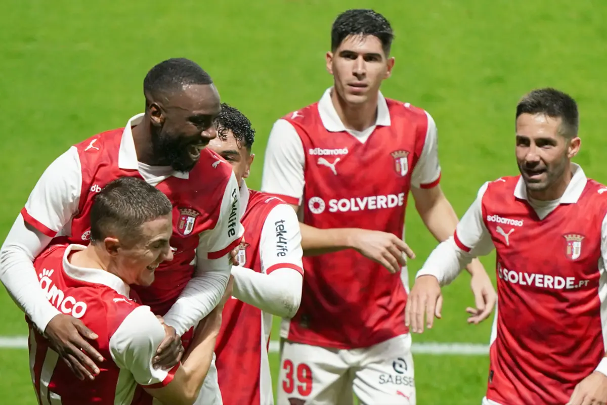 Lagerbielke e Niakaté, à esquerda