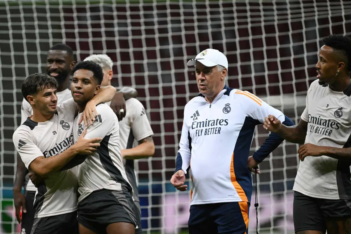 Ancelotti ao lado de Rodrygo (créditos: AFP)
