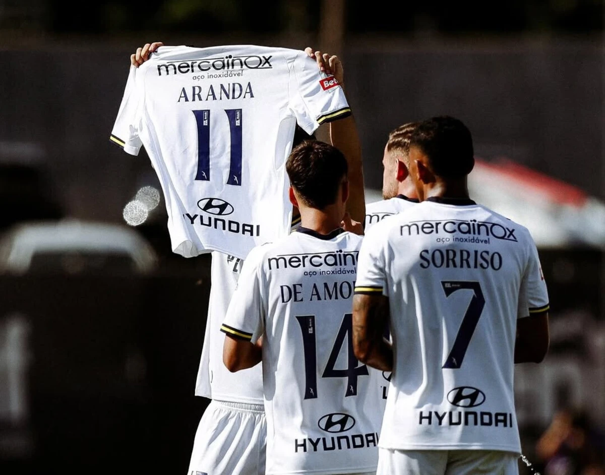 Imagem de contexto do artigo Rodrigo Pinheiro marcou pelo Famalicão e dedicou golo a Aranda: veja