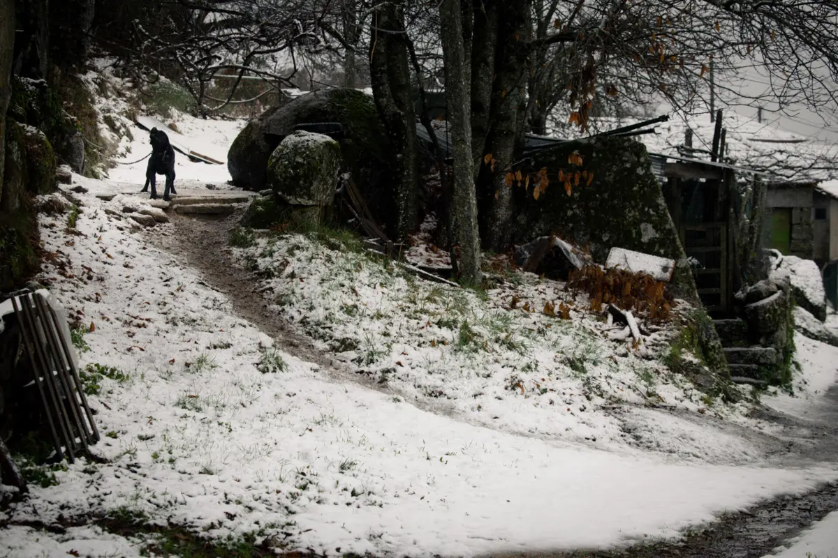 A aldeia do Castelo pintada de branco devido à passagem da depressão Ingrid, no concelho de Vila Pouca de Aguiar, distrito de Vila Real