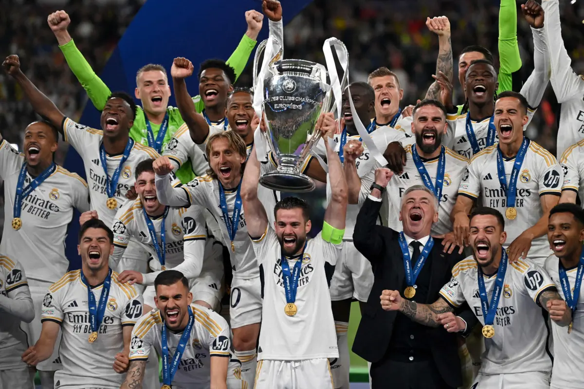Nacho levanta a taça de campeões europeus do Real Madrid (Glyn KIRK AFP)