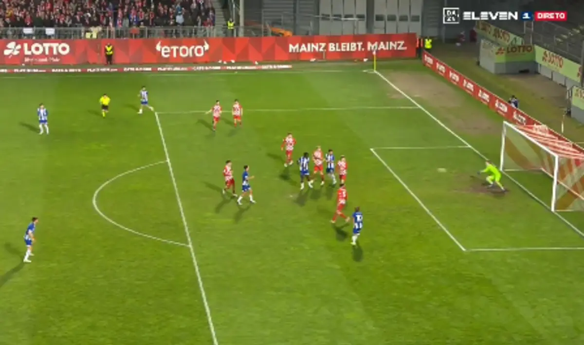 Imagem de contexto do artigo Youth League: João Teixeira arriscou e FC Porto adiantou-se ao Mainz. Veja o golo