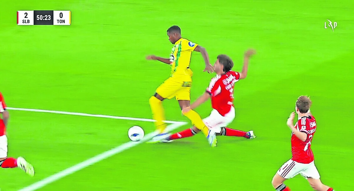 Imagem de contexto do artigo Tribunal O JOGO | Penálti de Obrador sobre Yarlen no Benfica-Tondela foi bem revertido?