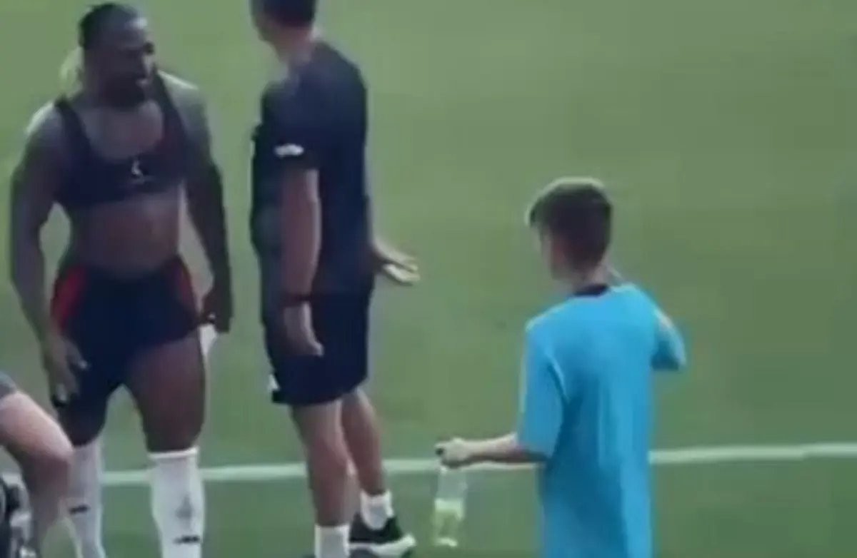 Imagem de contexto do artigo Apanha-bolas levou as mãos à cabeça por causa do físico de Adama Traoré