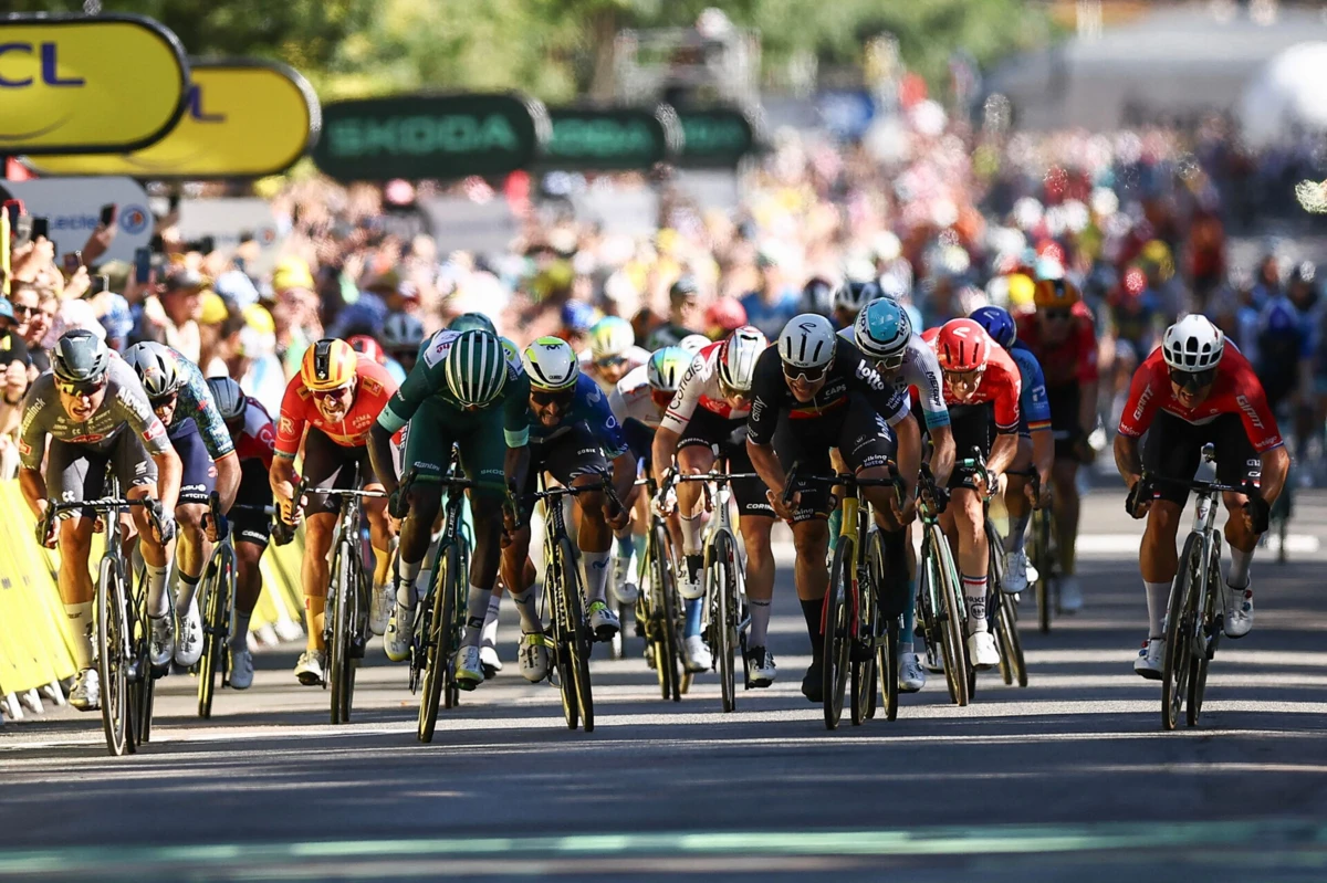 Jasper Philipsen, à esquerda, e Dylan Groenewegen, à direita, precisaram de photo-finish para desempatar (Anne-Christine POUJOULAT / AFP)
