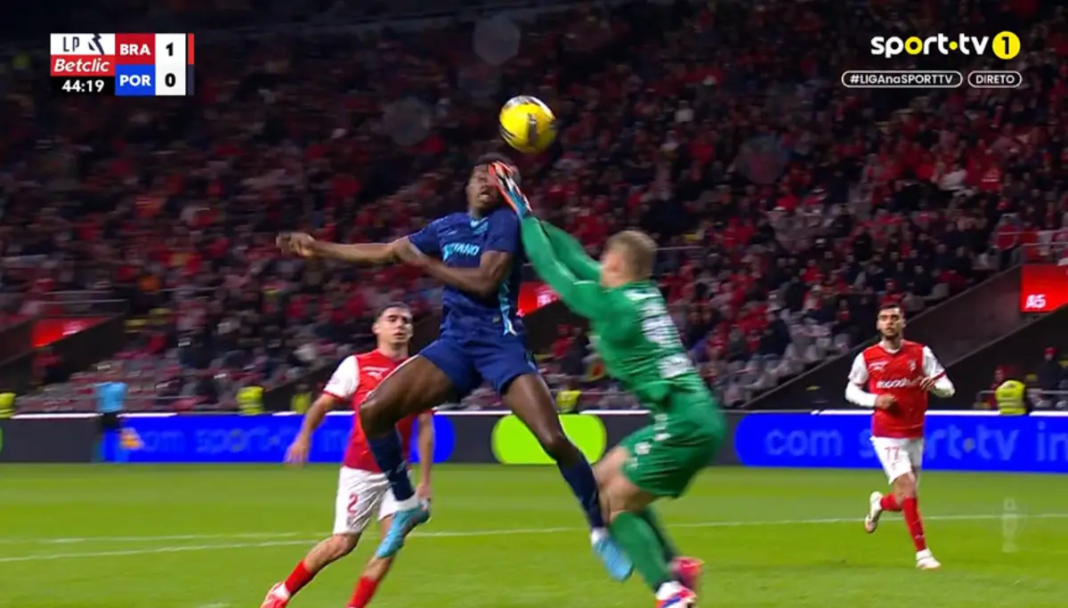 Imagem de contexto do artigo O lance entre Samu e Hornicek que deixou o FC Porto a pedir penálti