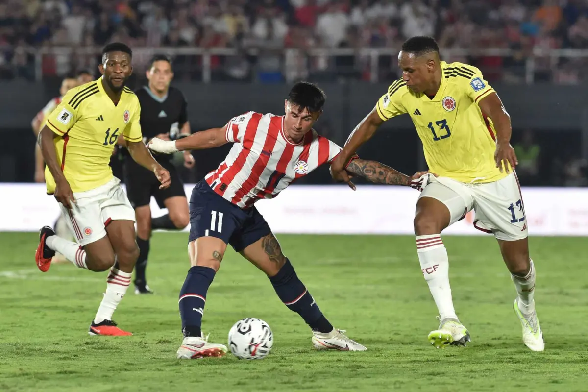 Yerry Mina, à direita (Créditos: NORBERTO DUARTE / AFP)