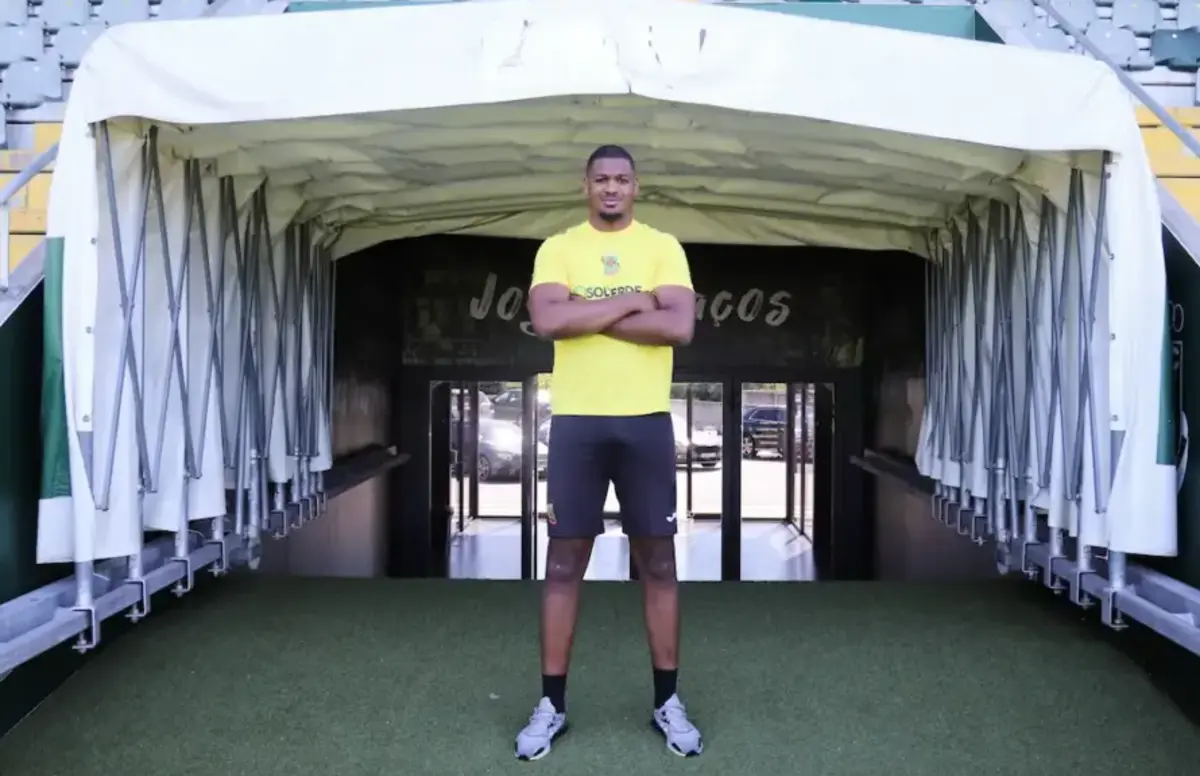 Imagem de contexto do artigo Malcolm Barcola, irmão do jogador do PSG, na baliza do Paços