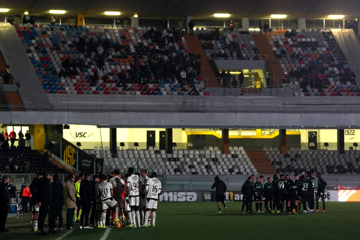 Luz falhou no Estádio D. Afonso Henriques