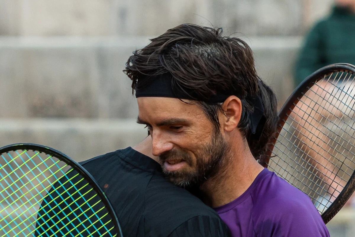 Gastão Elias cumprimenta Rocha (créditos: FPT)