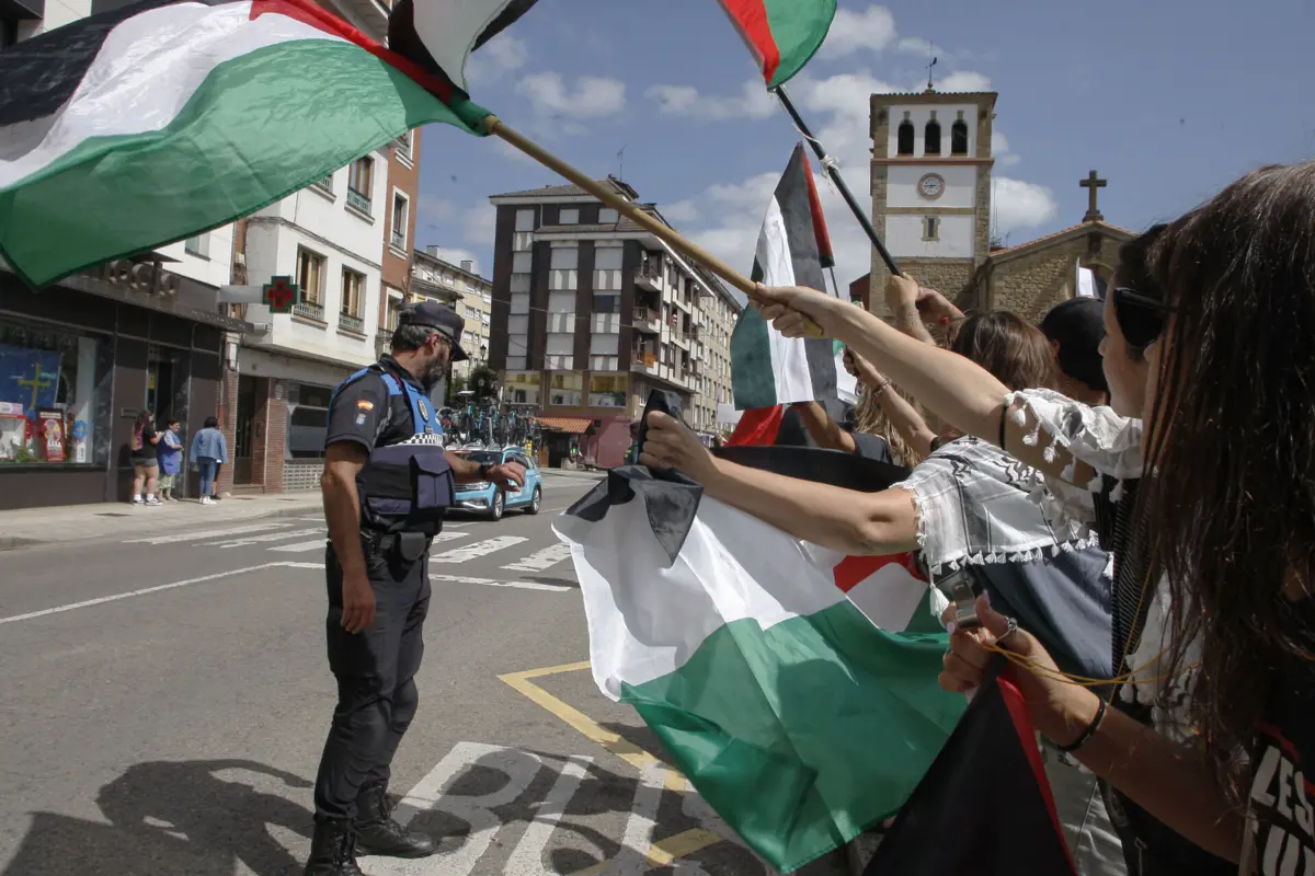 Protestos de grupo pró-Palestina na Volta a Espanha (créditos: EFE)