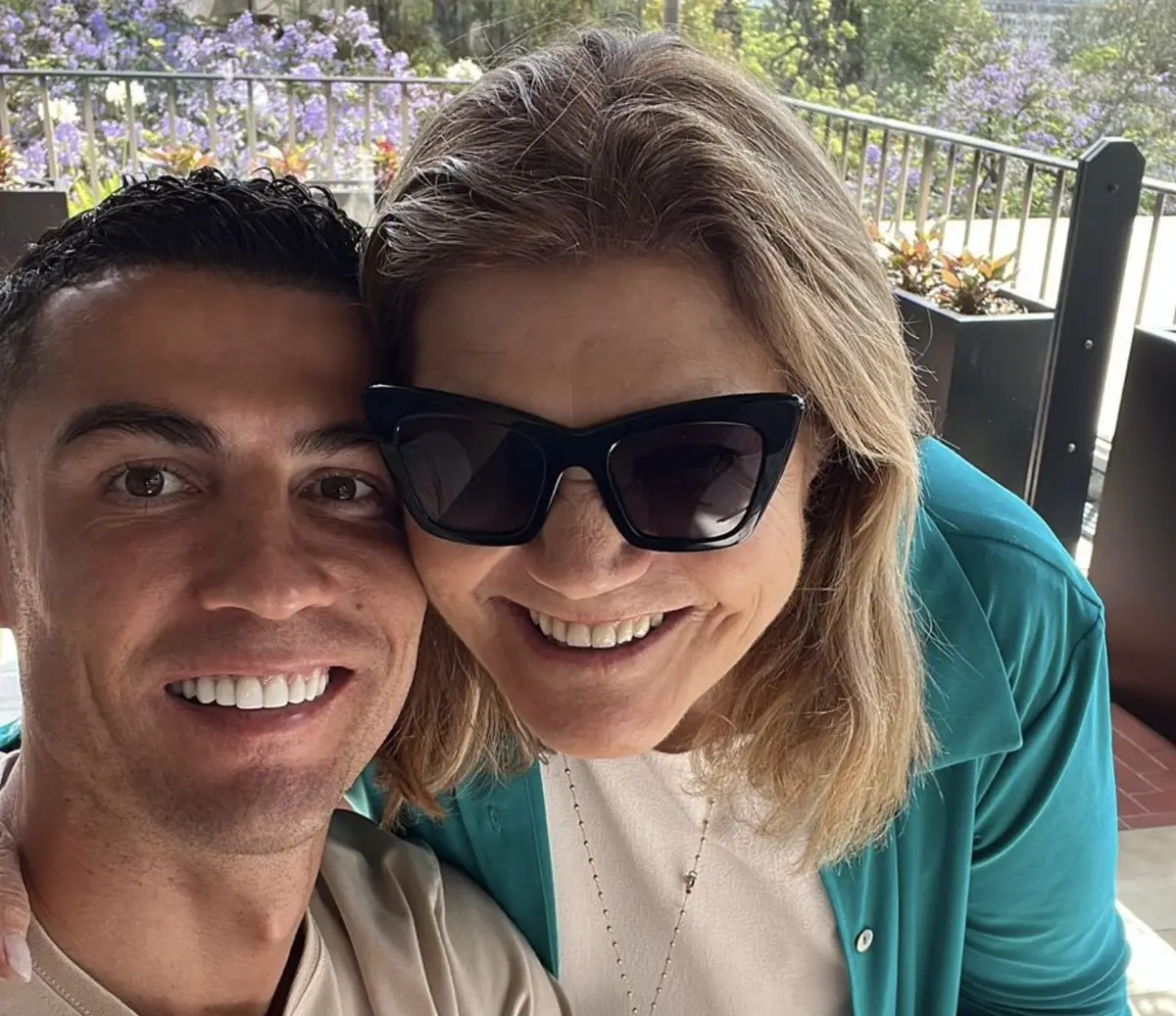 Imagem de contexto do artigo Cristiano Ronaldo para Dolores Aveiro: "Obrigado por estares sempre ao meu lado"