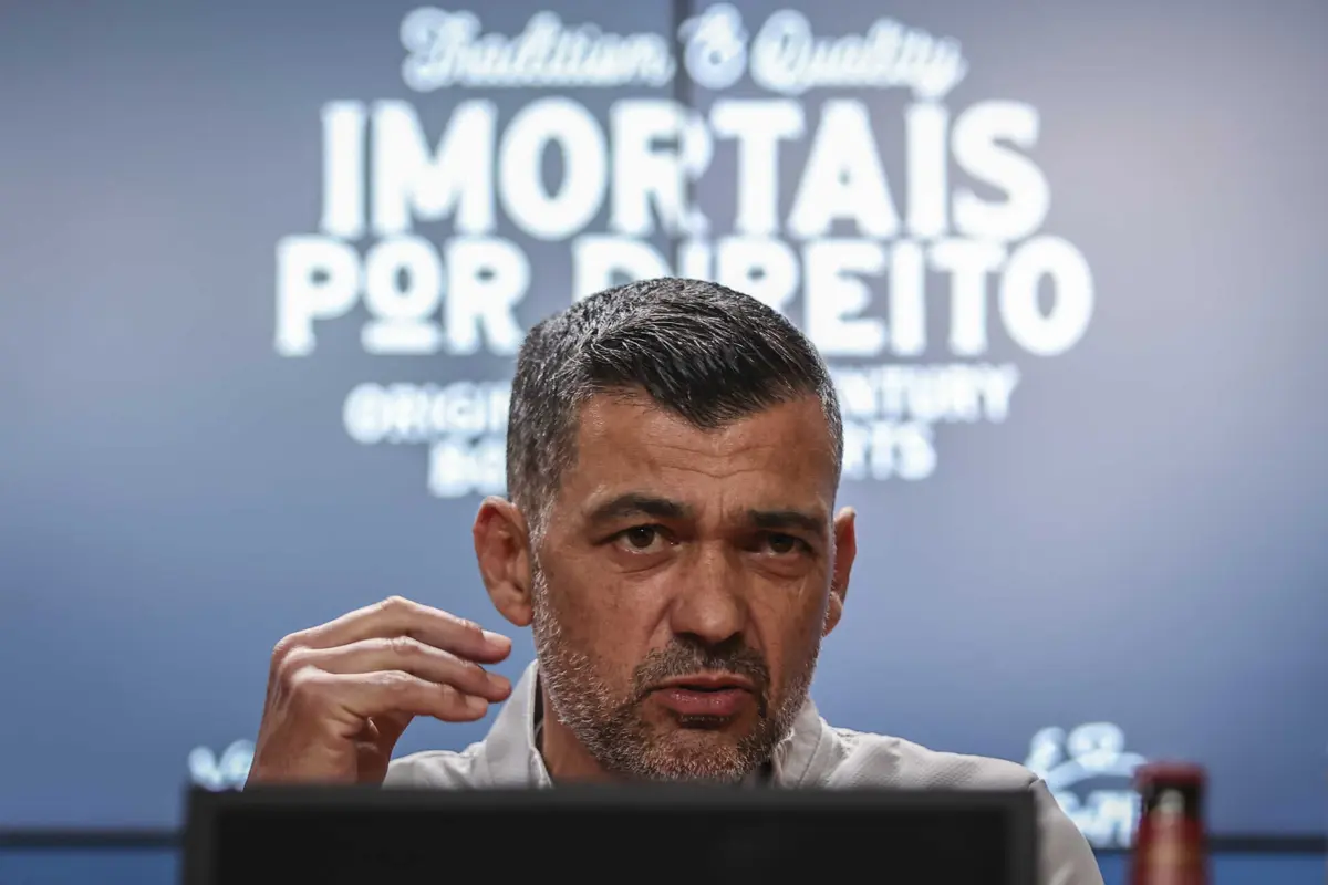 Imagem de contexto do artigo O futuro no FC Porto, as palavras de Varandas e a cervejinha com Amorim. Tudo o que disse Sérgio Conceição