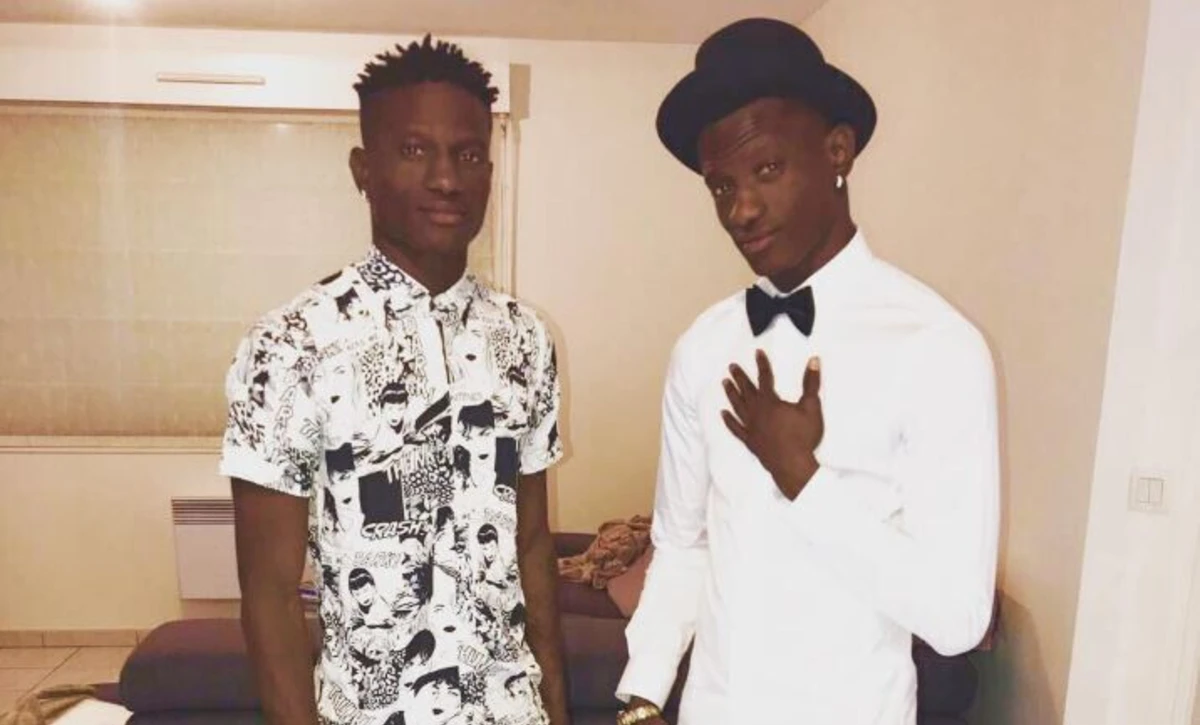 Edgar Ié ao lado do irmão gémeo, Edelino Ié (Créditos: Instagram de Edgar Ié)