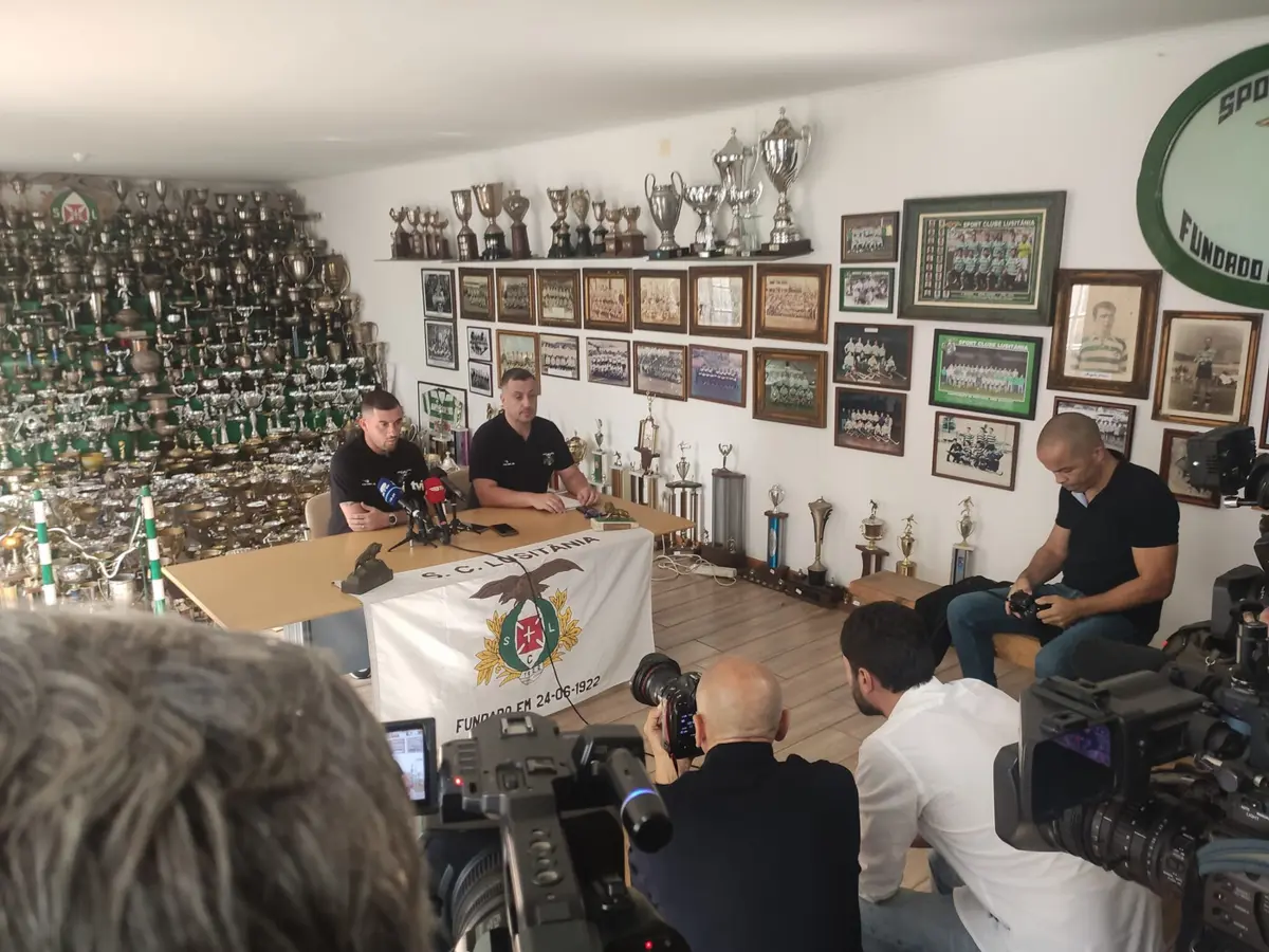 Ricardo Pessoa, à esquerda, em conferência de imprensa