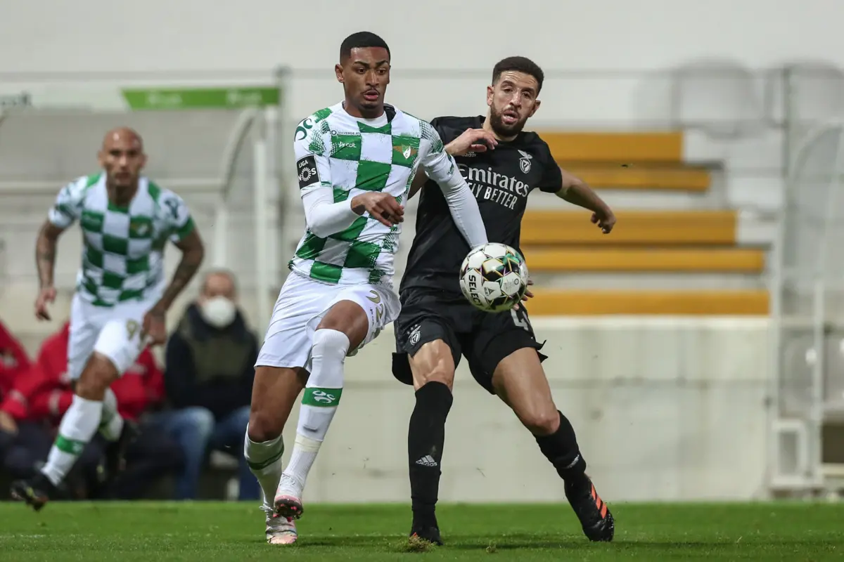 Derik Lacerda com a camisola do Moreirense (Créditos: Miguel Pereira/Global Imagens)