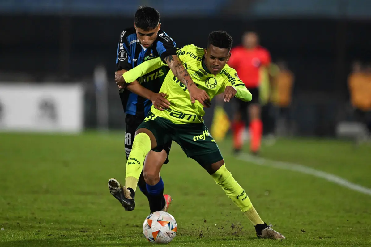 Estêvão com a camisola do Palmeiras (Créditos: AFP)