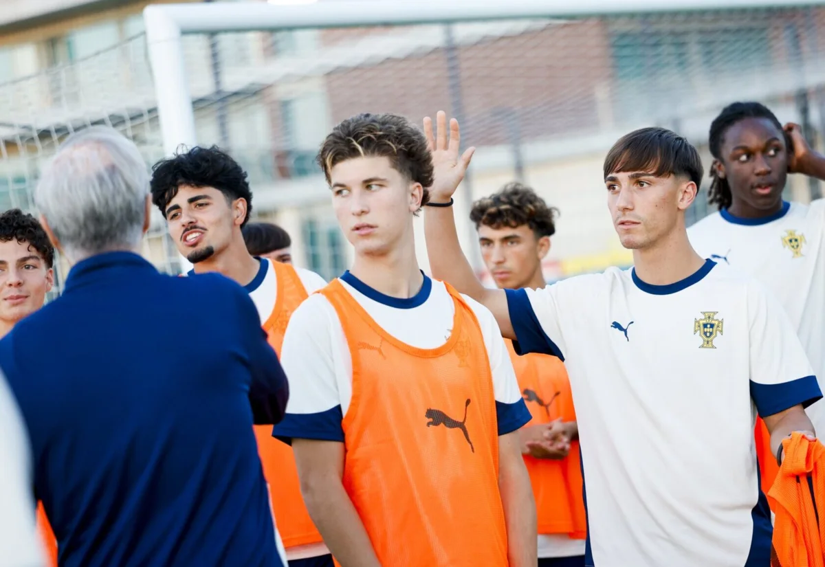 Aos 17 anos, Bernardo Lima (de colete laranja) já foi integrado na equipa B dos dragões, pela qual já fez três jogos esta época