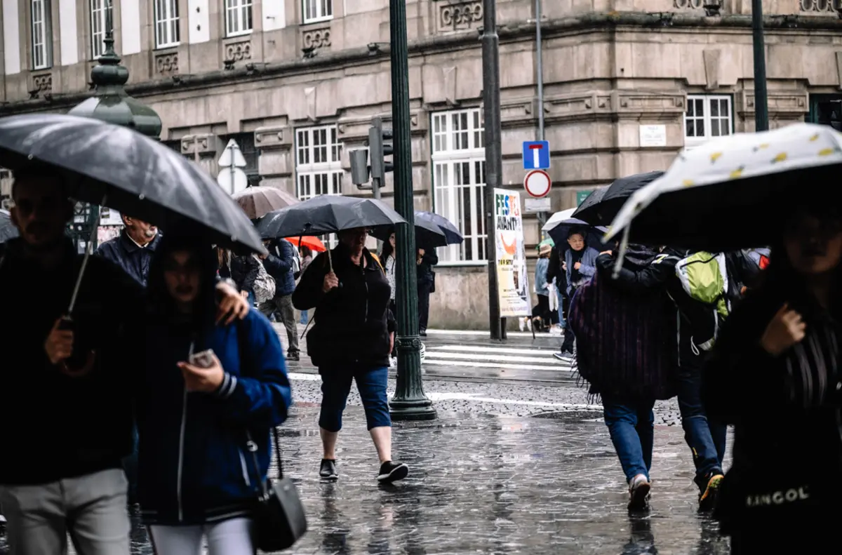 Chuva, trovoada e granizo: oito distritos sob aviso amarelo - O Jogo