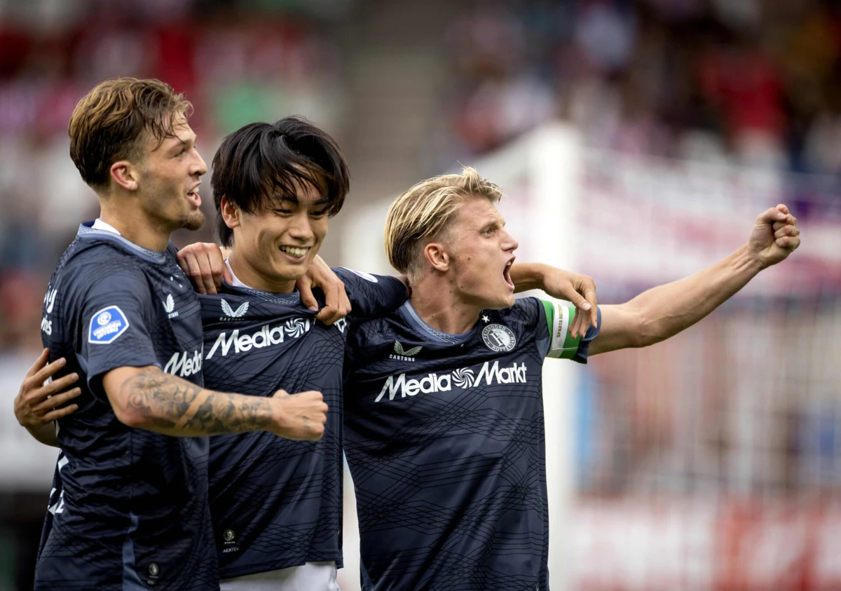 Ueda, ao centro, bisou (Créditos: AFP)