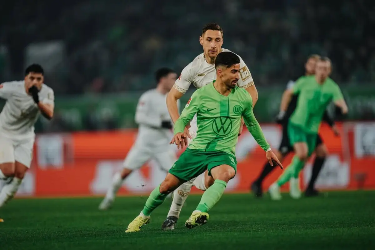 Amoura com a camisola do Wolfsburgo (Reprodução: Instagram do jogador)