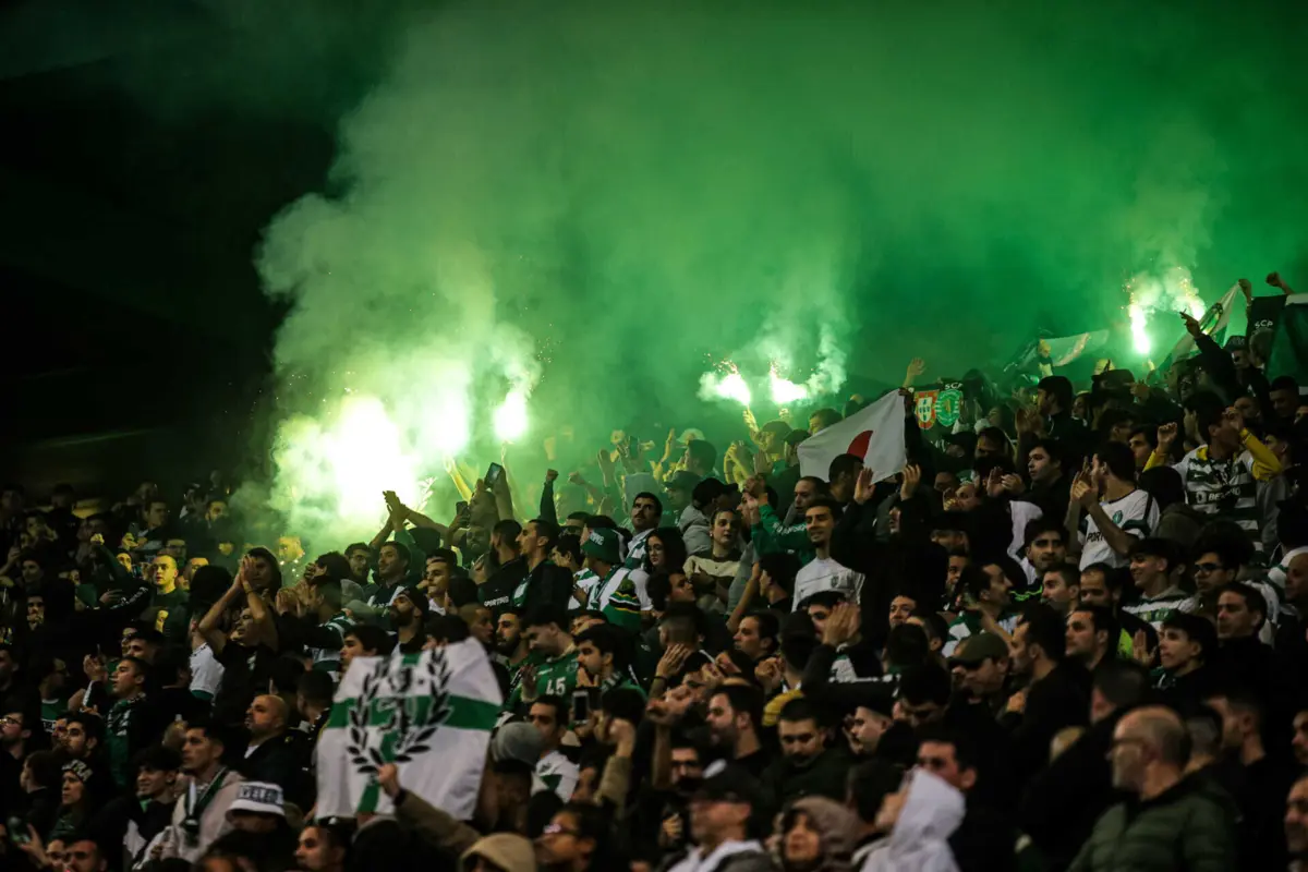 Imagem de contexto do artigo Sporting paga quase 13 mil euros em multas por tarjas e 53 engenhos pirotécnicos