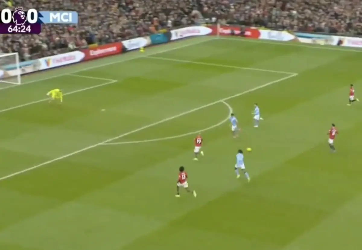 Imagem de contexto do artigo Contra-ataque, assistência de Bruno Fernandes e golo de Mbeumo no dérbi de Manchester. Veja