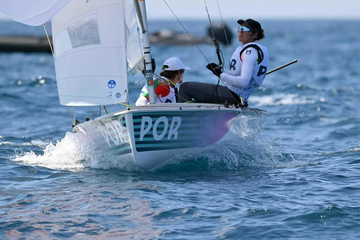 Carolina João e Diogo Costa qualificaram-se para a ‘medal race’ da classe 470 (créditos: NICOLAS TUCAT / AFP)