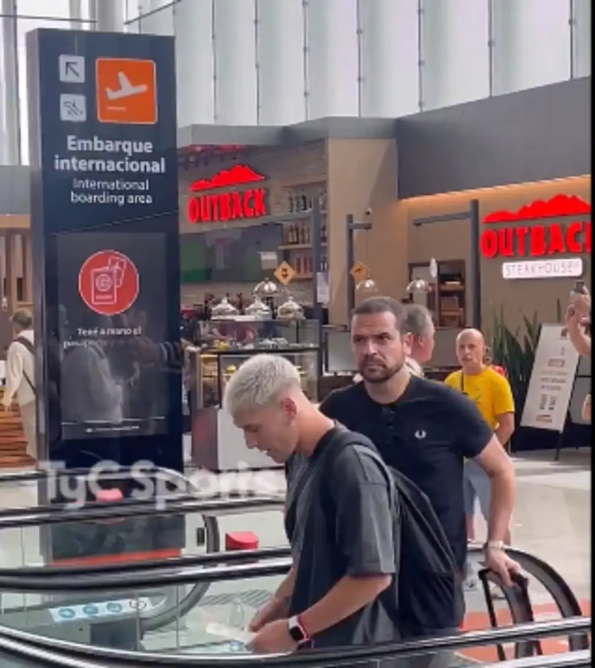 Rollheiser e Rui Pedro Braz na partida da Argentina para Portugal