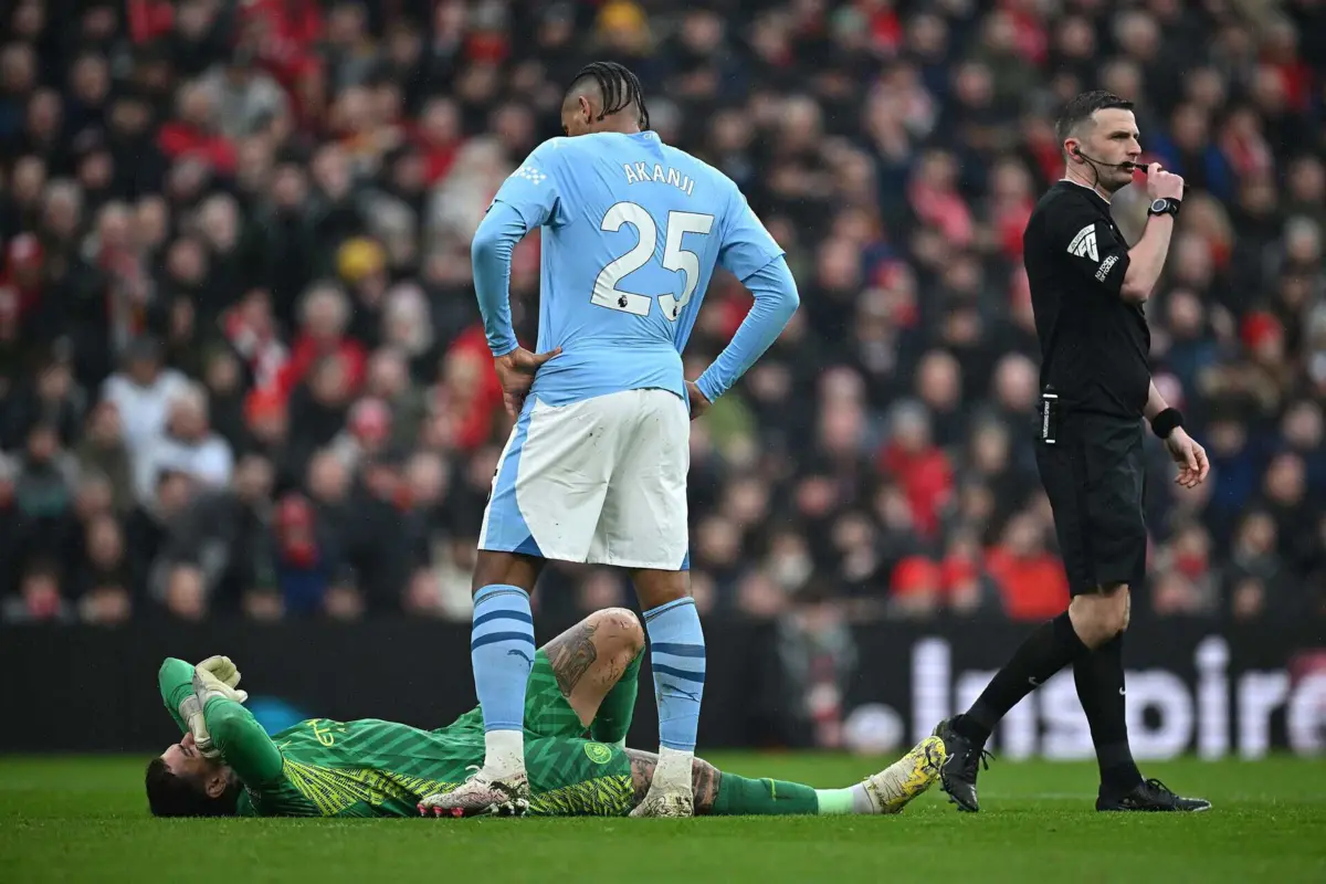 Ederson lesionou-se frente ao Liverpool (Créditos: Paul ELLIS / AFP)