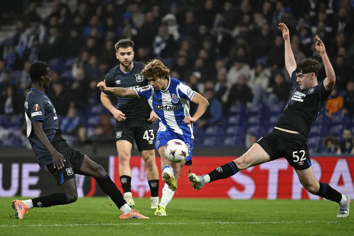 FC Porto"s player Rodrio Mora (C) in action against Rangers players during the UEFA Europa League soccer match held at Dragao stadium, in Porto, Portugal, 29 January 2026. FERNANDO VELUDO/LUSA