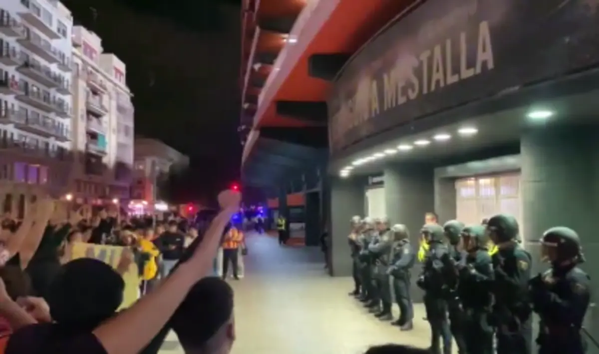 Imagem de contexto do artigo Polícia carrega sobre adeptos do Valência após protestos contra o dono do clube. Veja as imagens