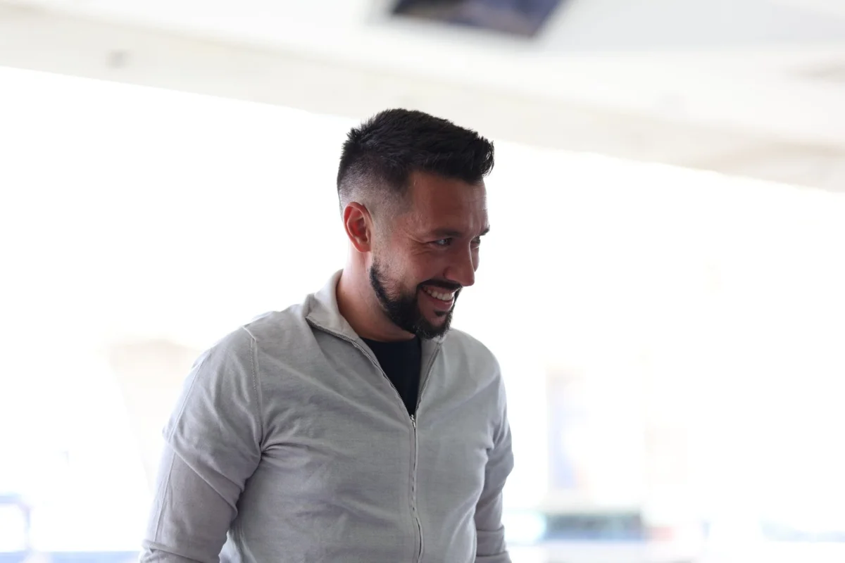 Imagem de contexto do artigo Música de Farioli tocou no Aeroporto e deixou o treinador muito sorridente: veja o vídeo