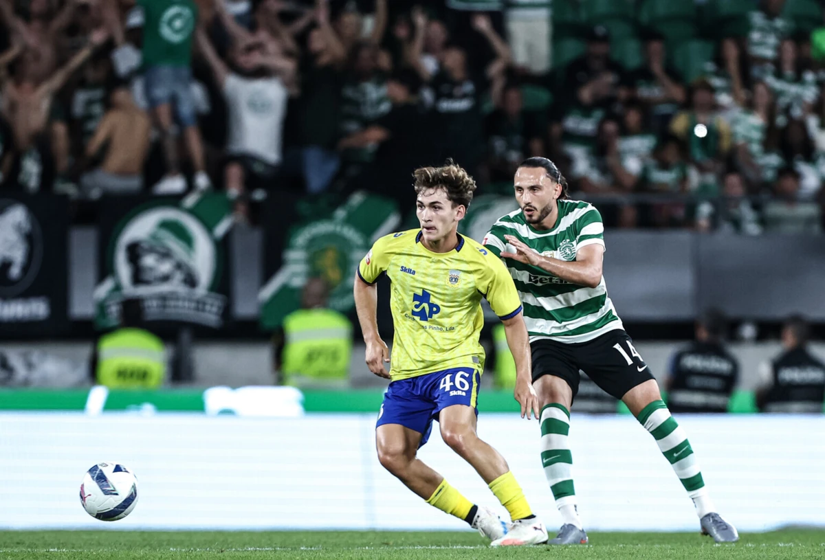 Mateo Flores, à esquerda