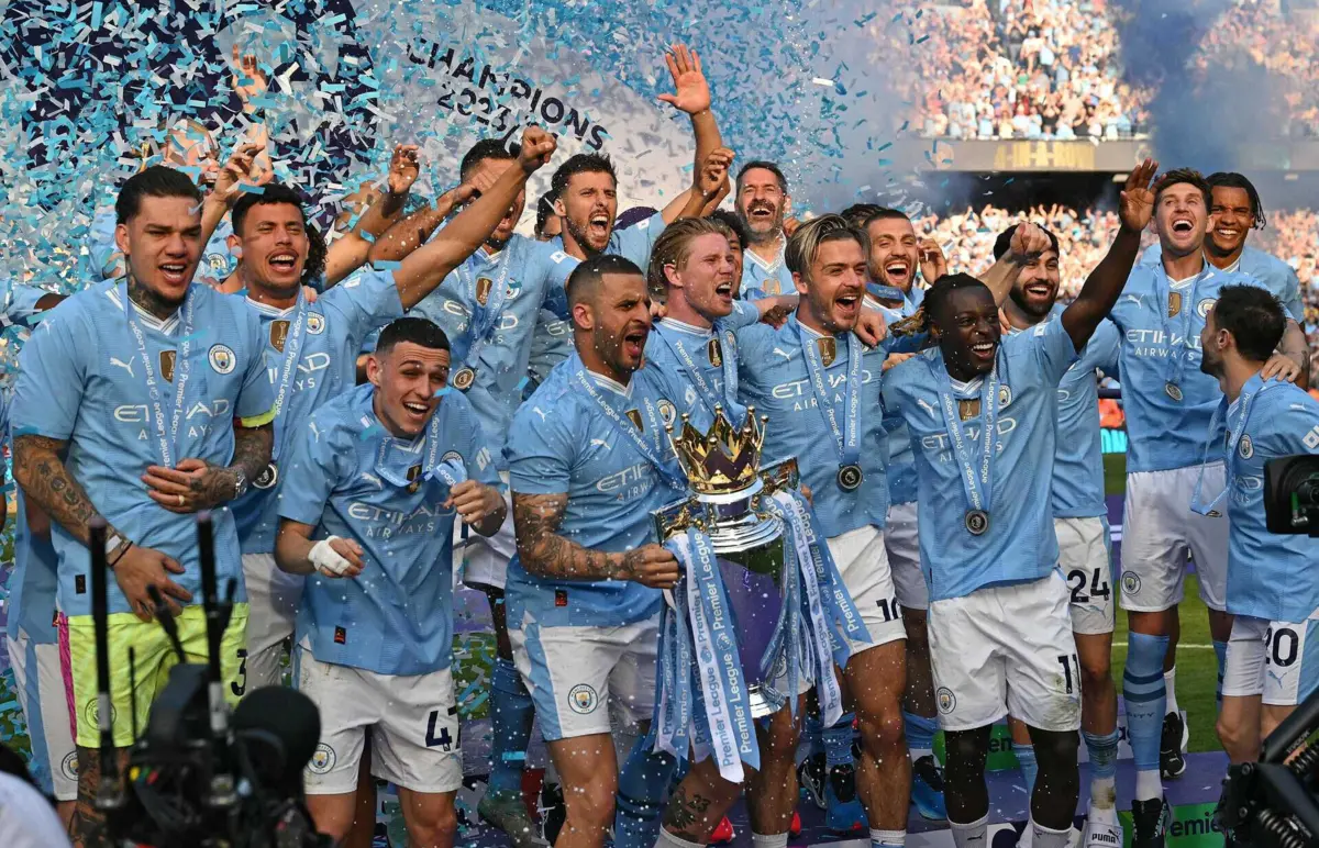 Manchester City festeja mais um título da Premier League, com Carson ao fundo (créditos: AFP)
