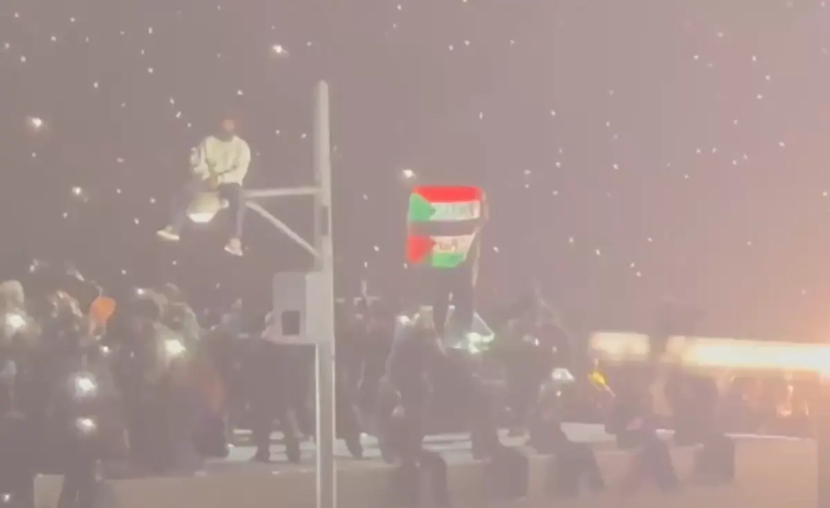 Imagem de contexto do artigo Artista detido após desfraldar bandeira sudanesa-palestiniana no Super Bowl