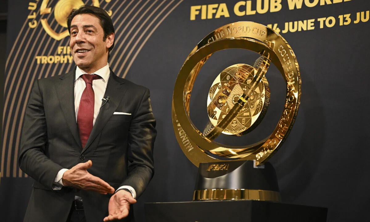 Rui Costa com o troféu do Mundial de Clubes