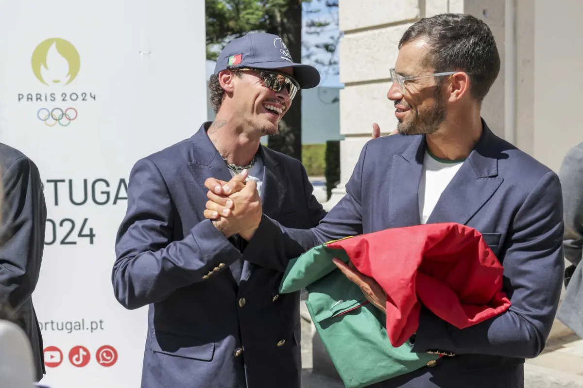 Fernando Pimenta com a bandeira de Portugal (créditos: Gerardo Santos / Global Imagens