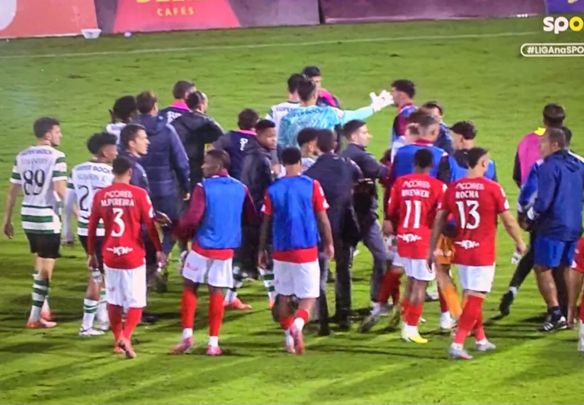 Imagem de contexto do artigo Santa Clara-Sporting terminou em confusão: Varandas atingido por garrafa e Pote alvo de tentativa de agressão