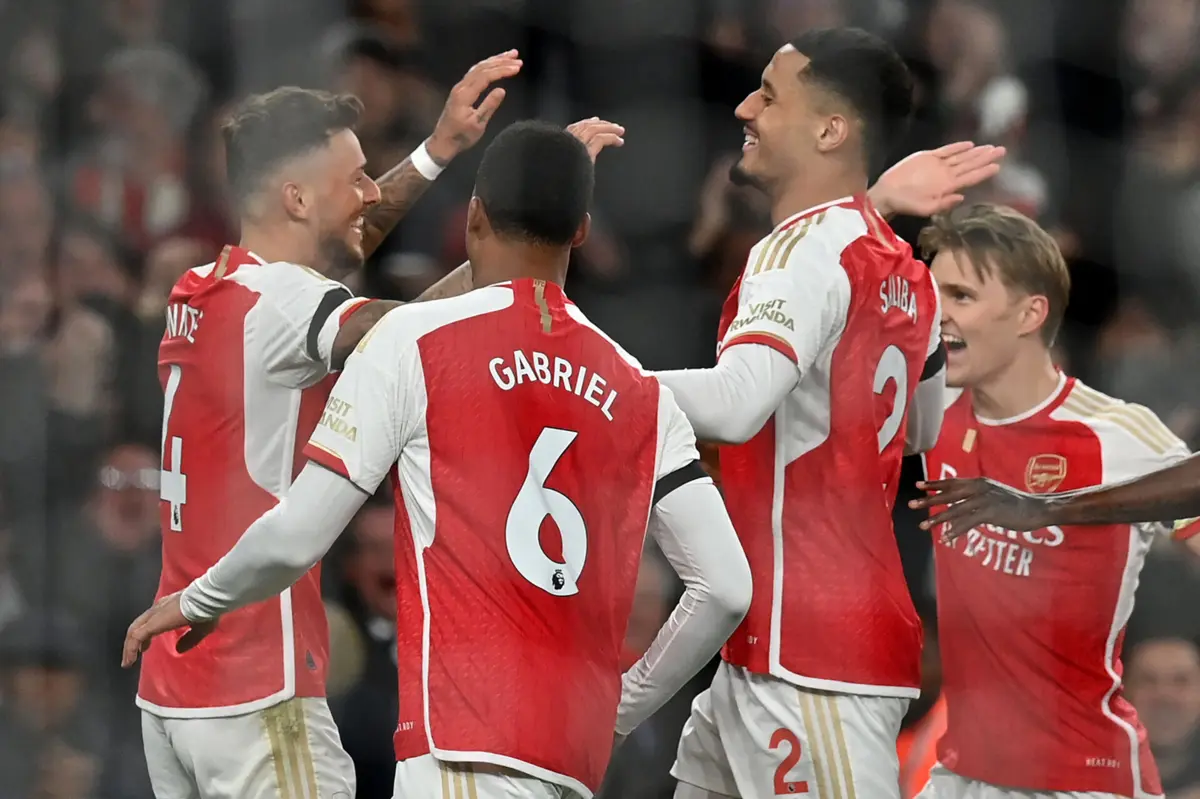 Festa do Arsenal, com Ben White, Gabriel Magalhães, Saliba e Odegaard ( Glyn KIRK AFP)