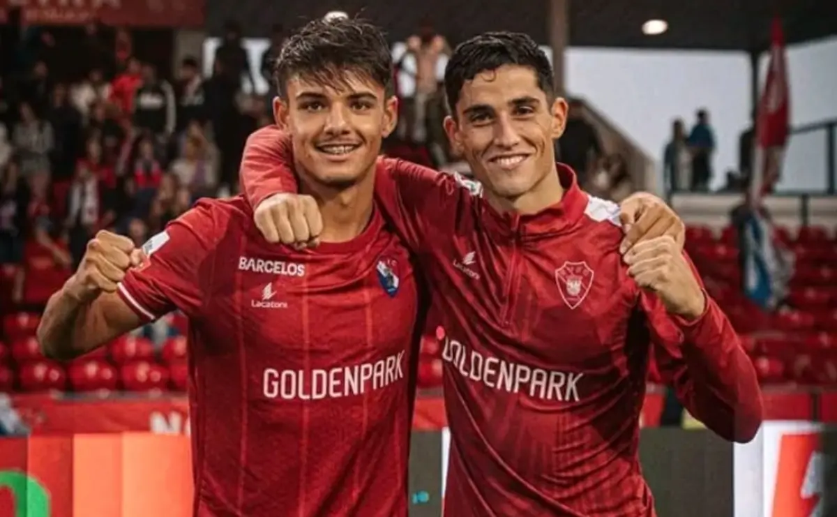 Gui Beleza celebra a vitória com Zé Carlos (Créditos: Gil Vicente)